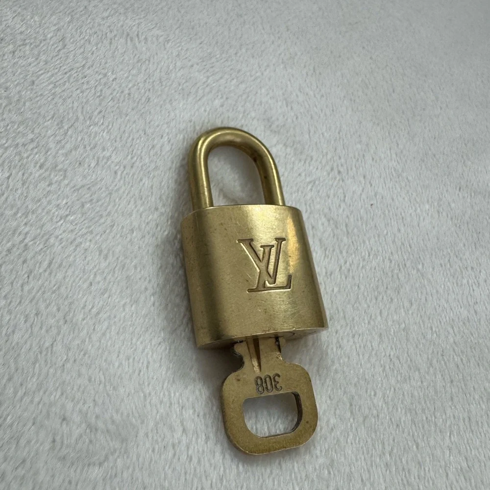 Louis Vuitton # 308 Lock and Key 🔐✨ - Picture 2 of 5